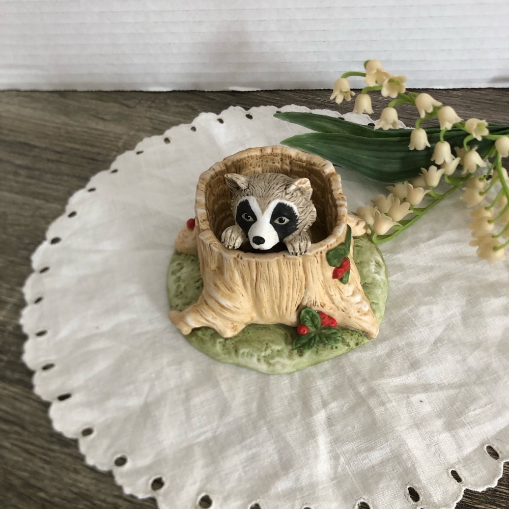 1984 Franklin Mint Woodland Surprises Raccoon Figurine